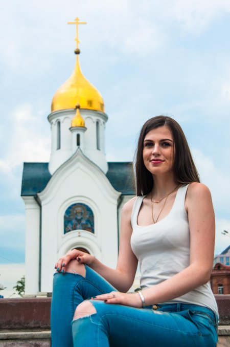 Красивая девушка в храме