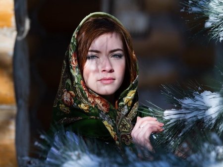 Женщина в платке