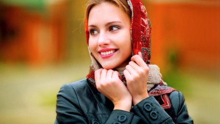 Девушка в платке