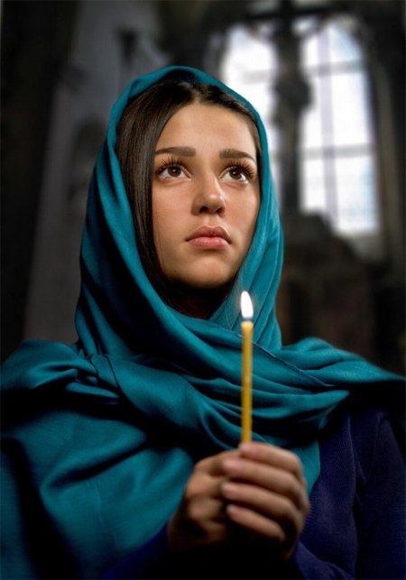 Красивая женщина в церкви