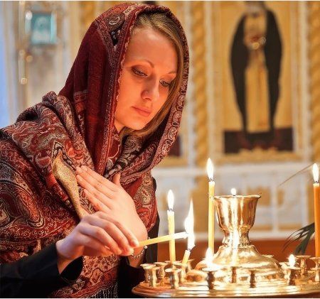 Девушка молится в церкви