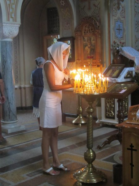 Красивые девушки в церкви