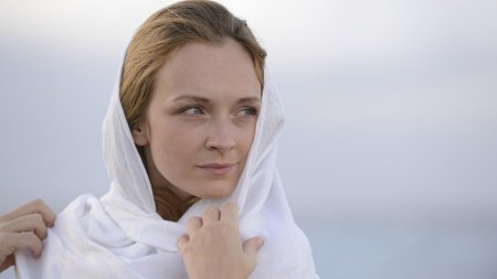 Верующая девушка