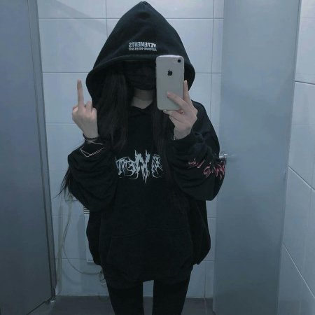 Кореянка с прикрытым лицом