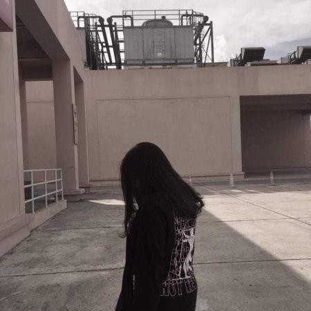 Девушка с чёрными волосами без лица