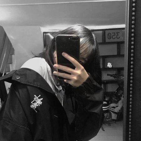 Кореянка с прикрытым лицом