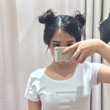 Кореянка с двумя пучками