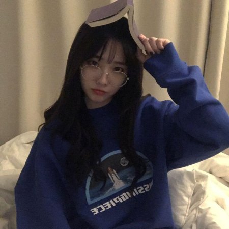 Девушка кореянка в толстовке