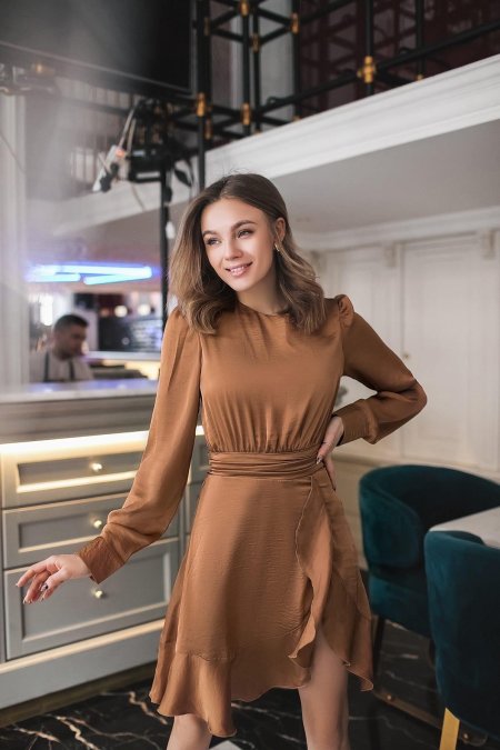 Коричневое шелковое платье