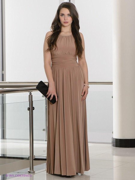 Длинное платье бежевого цвета