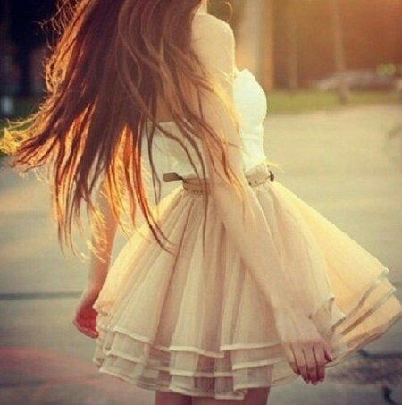 Красивая девушка в платье