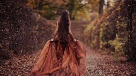 Красивая девушка осень