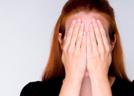 Лицо закрытое руками