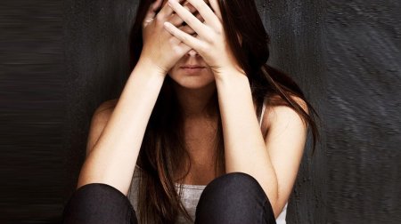 Девушка закрывает лицо
