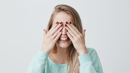 Расстроенная девушка с закрытыми глазами