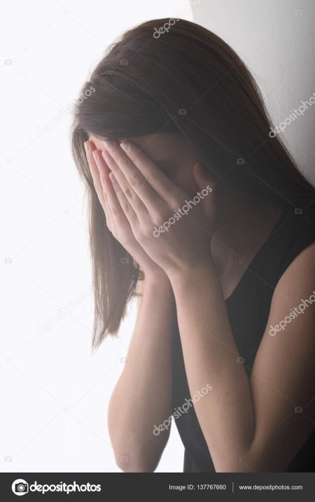 Женщина плачет