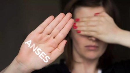 Женщина закрыла глаза