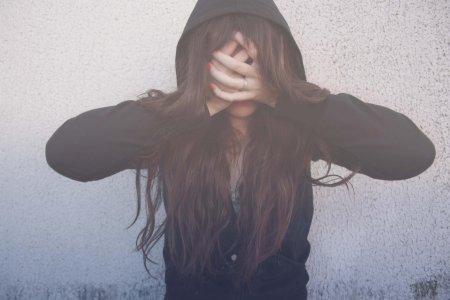 Девушка с закрытым лицом