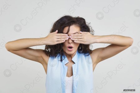 Девушка закрывает глаза руками