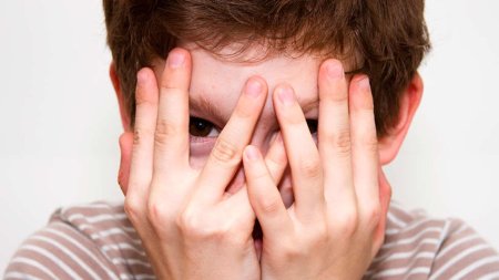 Ребенок закрыл глаза