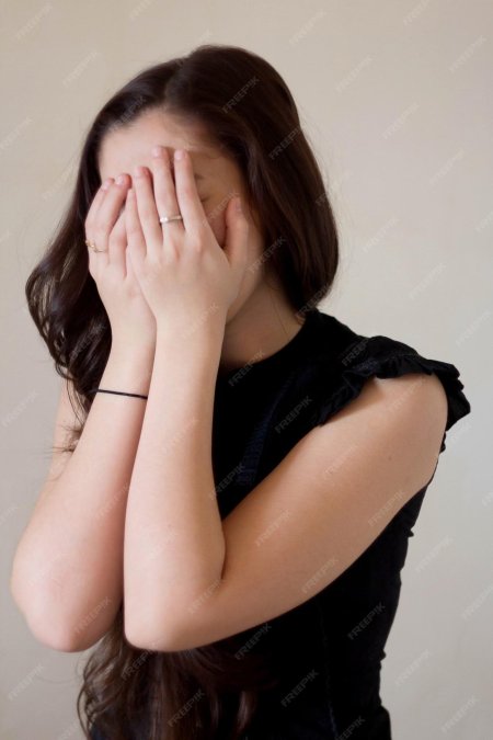 Девушка с рукой у лица