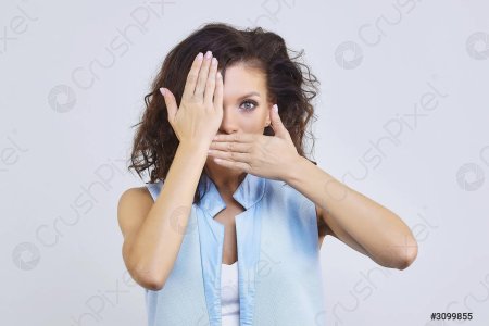 Женщина с закрытыми глазами