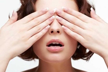 Девушки, прикрывающие глаза руками