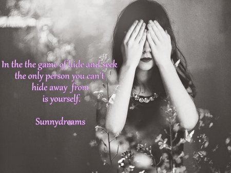 Девушка закрывает глаза руками