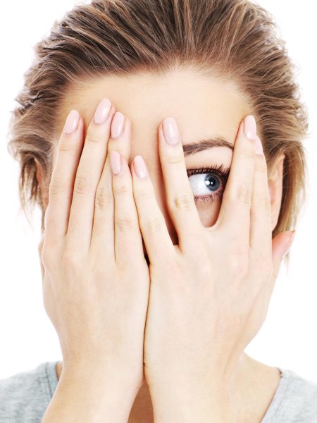 Девушка закрыла глаза