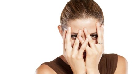 Глаза закрытые ладонями