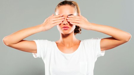 Девушка закрыла глаза