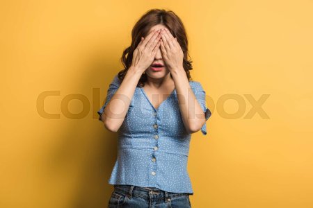 Девушка закрыла глаза