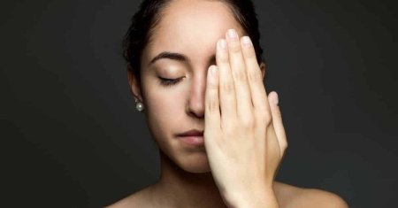 Рука у лица