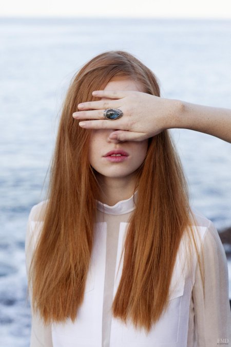 Девушка закрыла глаза