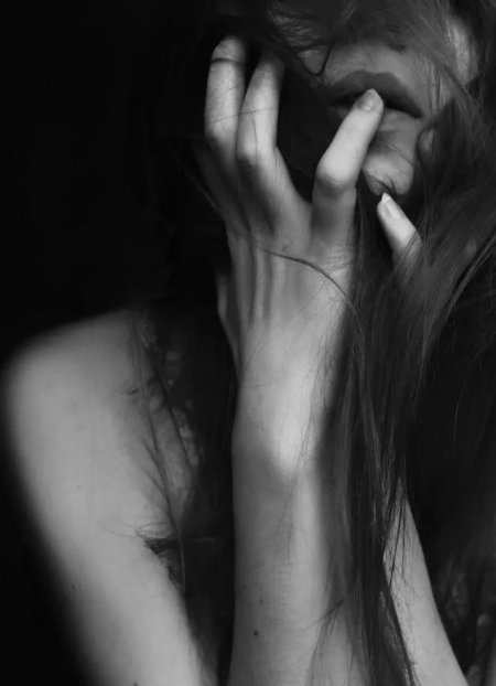 Девушка прикрывает лицо