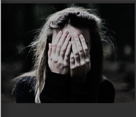 Женщина закрывает лицо руками