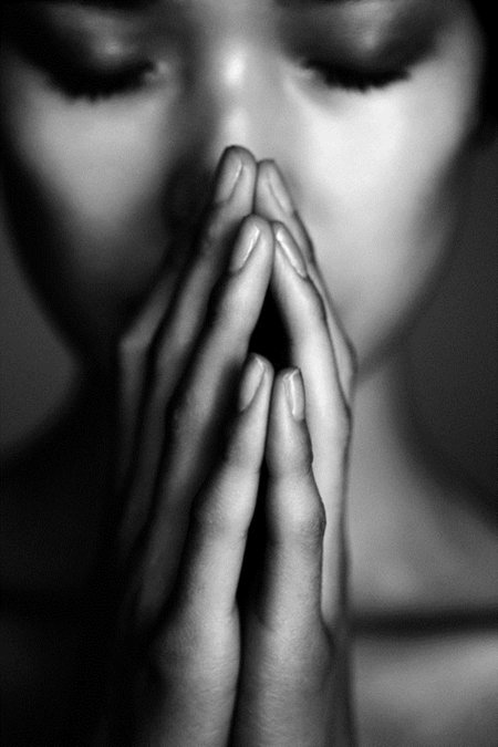 Молящаяся женщина