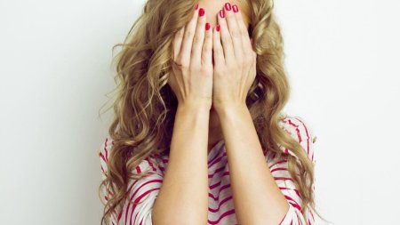 Смущенная девушка