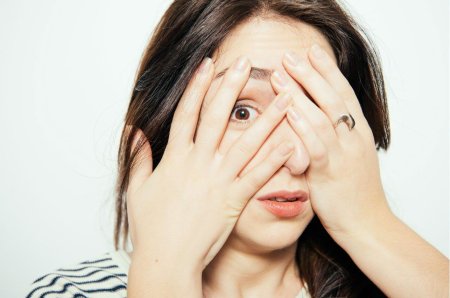 Женщина с закрытыми глазами