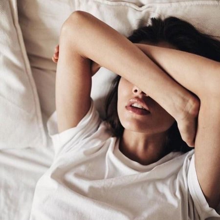 Девушка лежит