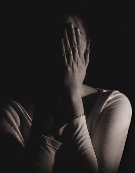 Лицо закрытое руками