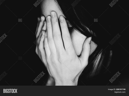 Девушка плачет