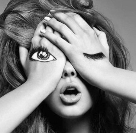 Девушка закрывает глаза руками