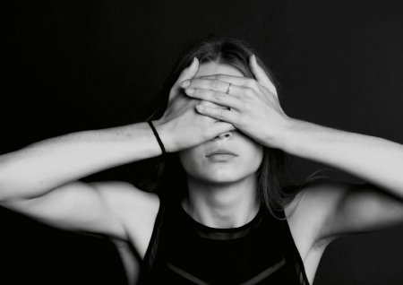 Девушка закрыла глаза