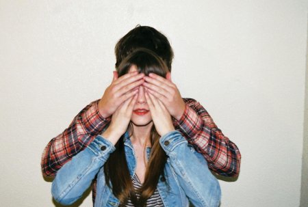 Человек закрыл глаза