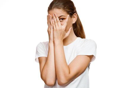 Девушка прикрывает лицо