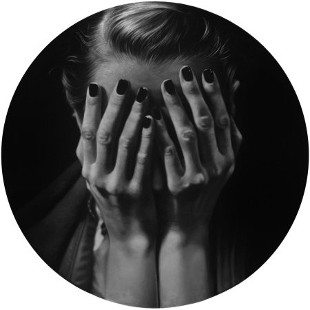 Закрывает лицо руками