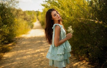 Девушка брюнетка