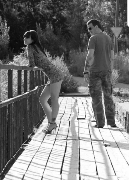 Парень засмотрелся на девушку