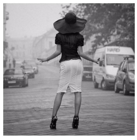 Уходящая женщина